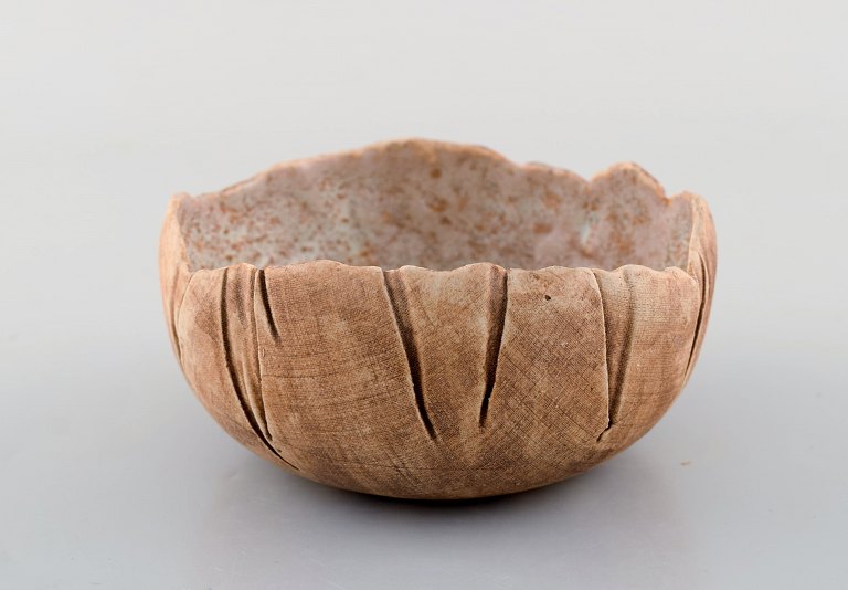 Lizzie Schnakenburg Thyssen (born 1925), Danish artist and ceramist. Unique ceramic bowl. Dated 1986.