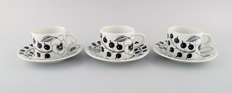 Birger Kaipiainen for Arabia. Tre "Paratiisi" kopper med underkop i porcelæn. 
Sent 1900-tallet.
