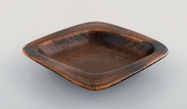 Gunnar Nylund for Rörstrand. Square dish in glazed stoneware. Beautiful glaze in brown shades. Rare form. 1960