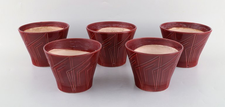 Five Bo Fajans Marianne flower pots in glazed ceramic. Beautiful red glaze and geometric pattern. Swedish design, 1960s / 70
