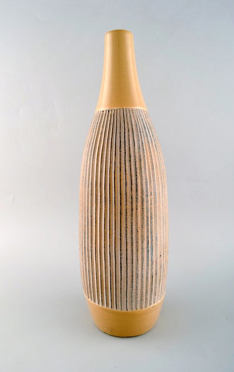 Scandinavian ceramist. Large vase in glazed ceramic with grooved body. Late 20th century.