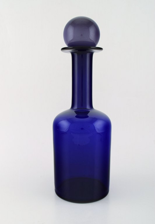 Otto Brauer for Holmegaard. Stor vase/flaske i blåt kunstglas med lilla kugle. 1960
