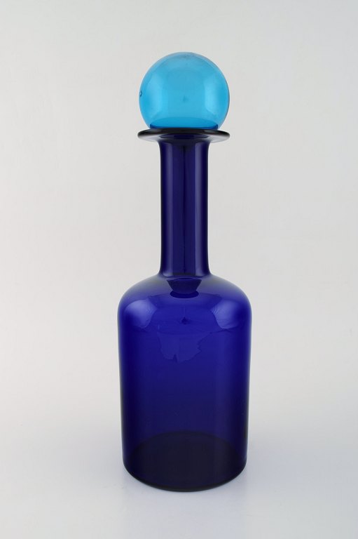 Otto Brauer for Holmegaard. Stor vase/flaske i blåt kunstglas med blå kugle. 1960