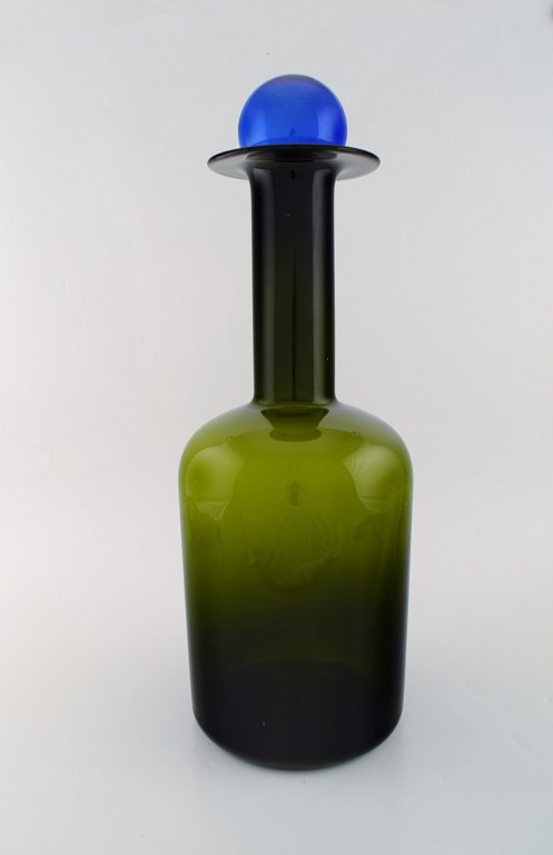 Otto Brauer for Holmegaard. Stor vase/flaske i grønt kunstglas med blå kugle. 1960