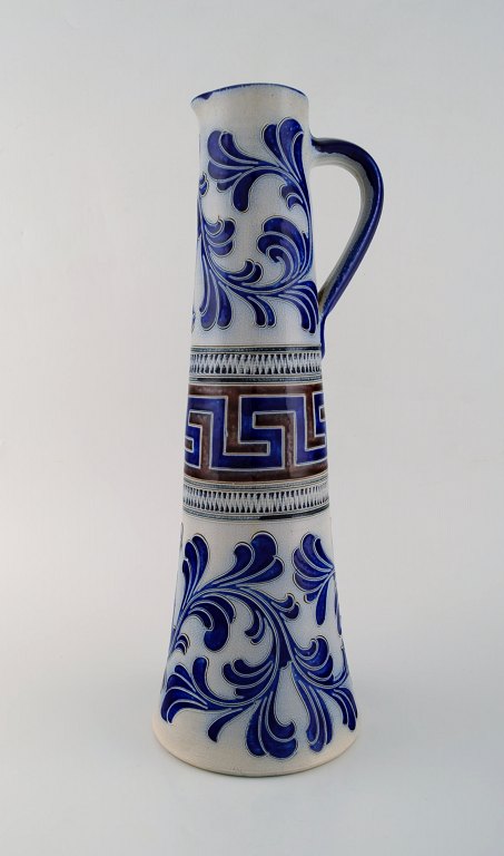 Zoller, Germany. Large beer mug in hand-painted ceramics. Mid-20th century. Measures: 41 x 14 cm.