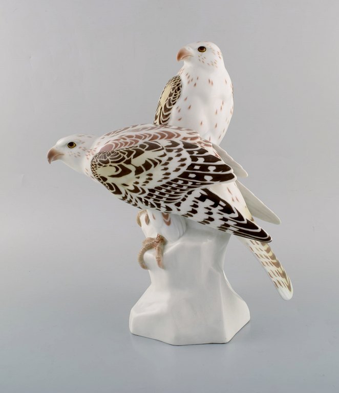 Meissen, Tyskland. Stor figur med to falke i håndmalet porcelæn efter design af Max Hermann Fritz, ca. 1908. Modelnummer: 185.