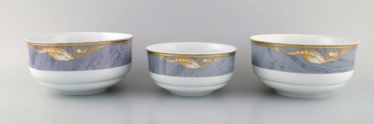 Tre Royal Copenhagen Grå Magnolia salatskåle i porcelæn. Sent 1900-tallet. 

