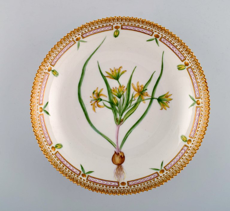 Royal Copenhagen Flora Danica skål af porcelæn, dekoreret i farver og guld med 
blomster. Modelnummer 20/3503. 
