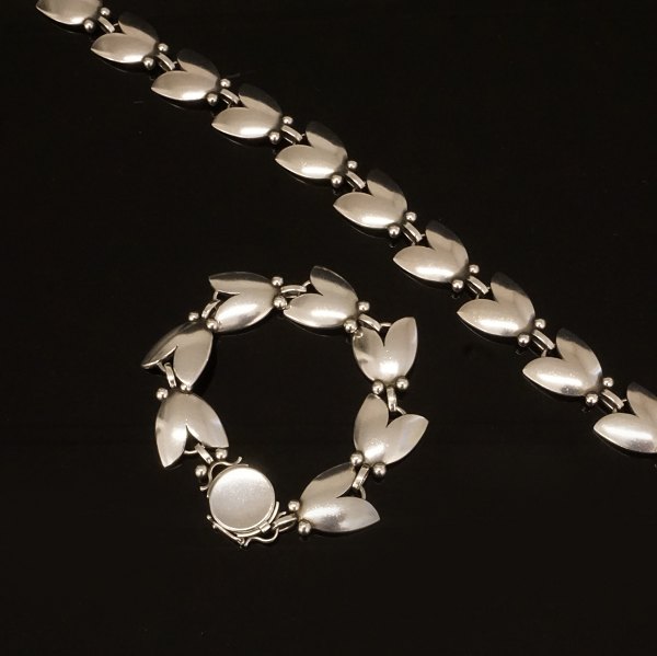Georg Jensen "Tulip" smykkesæt i sterlingsølv bestående af armlænke og halskæde. #66. Halskæde L: 44cm. Armlænke: 19,5cm