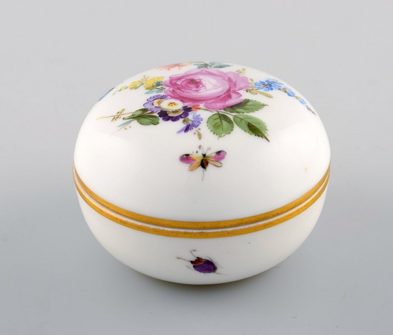Meissen bonboniere in hand-painted porcelain with floral motifs. 20th century.