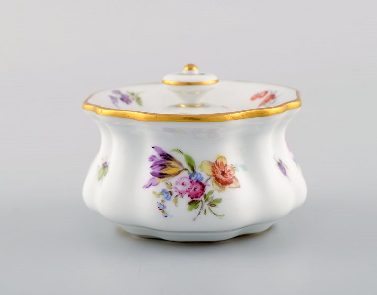 Antikt Meissen blækhus i håndmalet porcelæn med blomstermotiver og guldkant. 1800-tallet.  