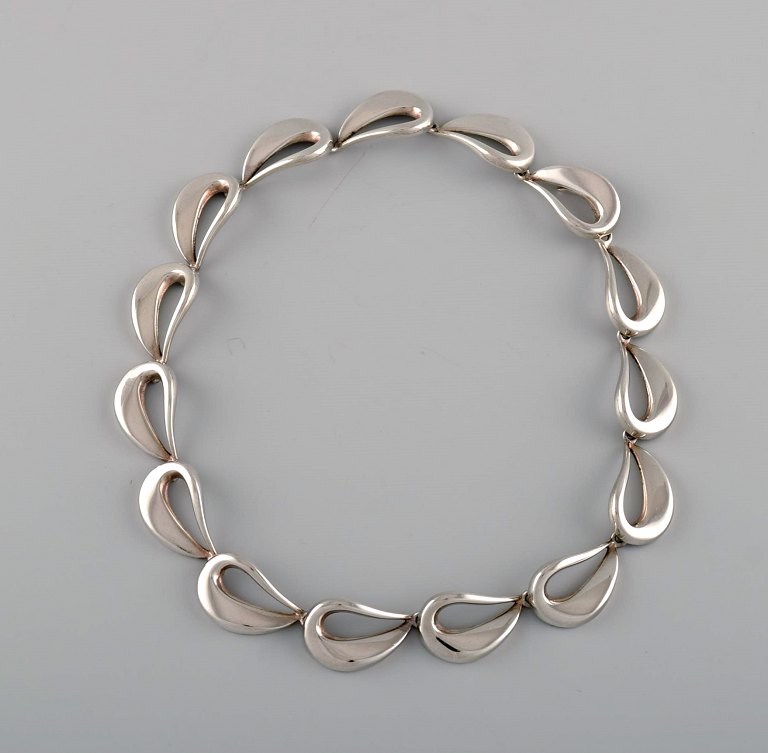 Hans Hansen for Georg Jensen. Halskæde i sterlingsølv. Midt 1900-tallet.
