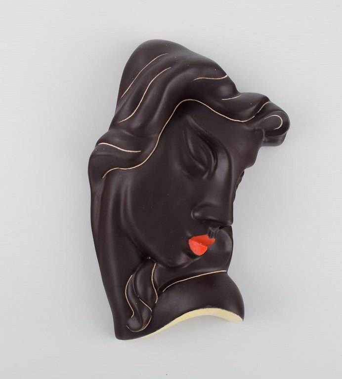 Ahr Keramik, Germany. Art deco female face in hand-painted glazed ceramics. Dated 1958.