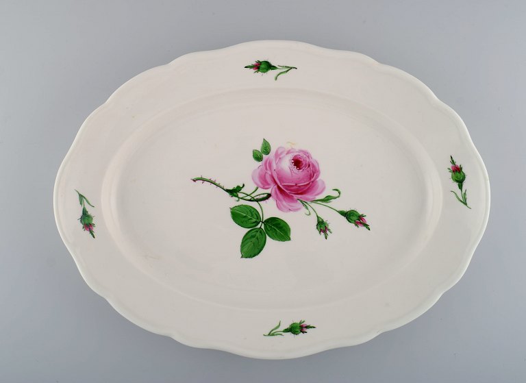 Large antique Meissen serving dish in hand-painted porcelain with pink roses. Early 20th century.