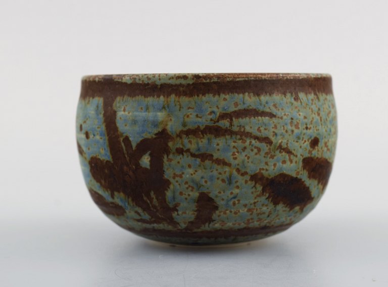 Åland, contemporary ceramicist. Bowl in glazed stoneware. Beautiful glaze in brown and blue-green shades. Late 20th century.