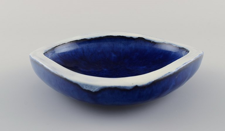 Vicke Lindstrand for Upsala-Ekeby. Bowl in glazed ceramics. Beautiful glaze in shades of blue. 1950s.
