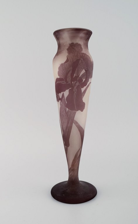 Stor tidlig Emile Gallé vase i matteret kunstglas med lilla overfang udskåret med motiver i form af blomster og bladværk. Tidligt 1900-tallet.