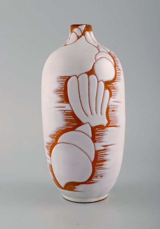 Anna Lisa Thomson (1905-1952), Sweden. Vase in white glazed ceramics with seashells. Approx. 1950.