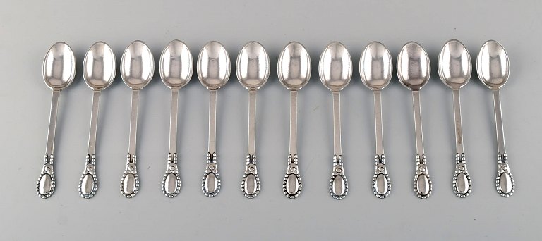 Evald Nielsen nummer 13. Tolv store teskeer i hammerslået sølv (830). 1920