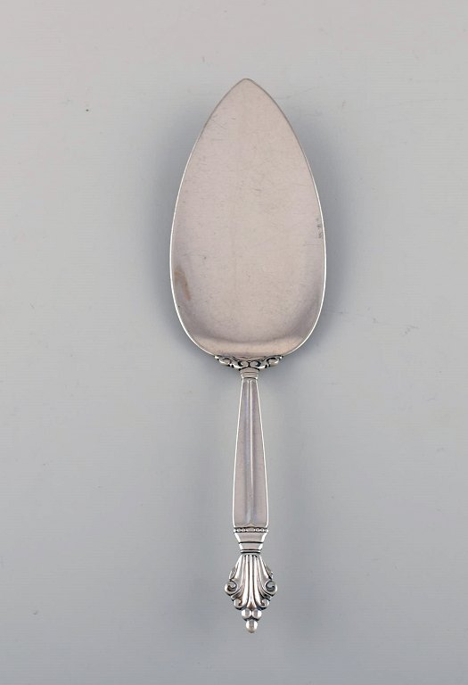Johan Rohde for Georg Jensen. Stor og tidlig Dronning serveringsspade i hel 
sterlingsølv. Dateret 1928.
