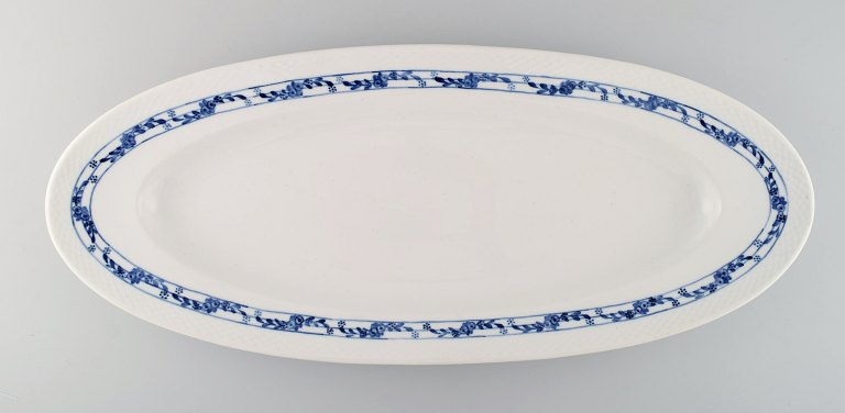 Tidligt og stort Royal Copenhagen Rosenknop / Blå Rose fiskefad i håndmalet porcelæn. # 408/8022. Tidligt 1900-tallet.
