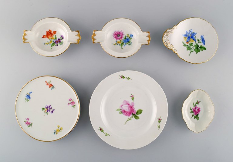En samling håndmalet Meissen porcelæn. Tidligt 1900-tallet. Bestående af 
bordskåner, tallerken og tre små skåle / fade.