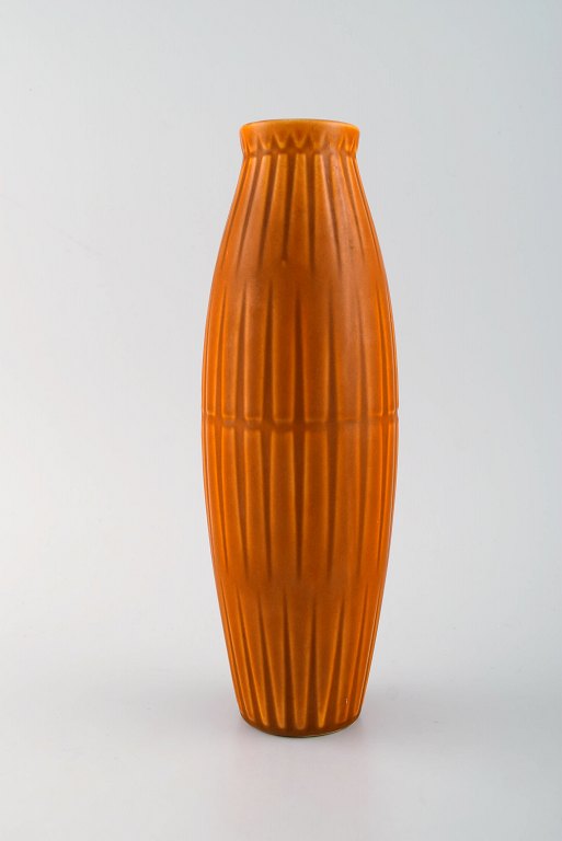 Bo fajans, Sverige. Vase i glaseret keramik med riflet korpus. Smuk glasur i mørke orange nuancer. 1960/70