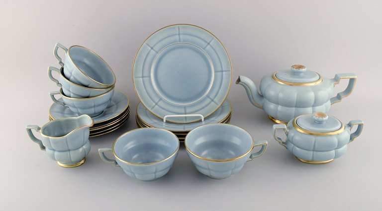 Arthur Percy for Upsala-Ekeby / Gefle. Komplet art deco Grand teservice i pastelblå porcelæn med håndmalet guldkant. 1930/40