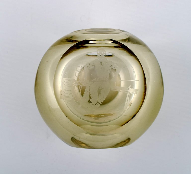 Røgfarvet Iittala vase i mundblæst kunstglas med motiv fra smedje. Smukt finsk design,  