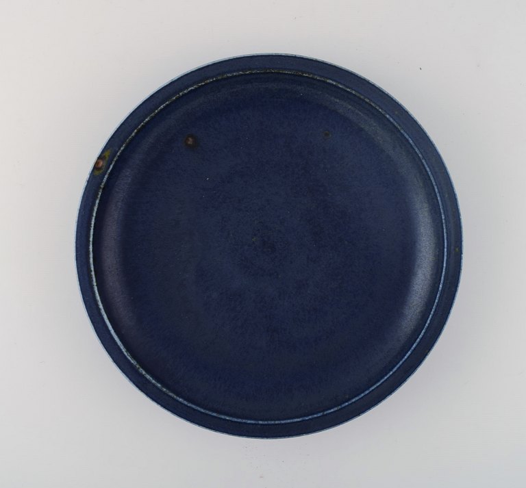 Round Saxbo dish in glazed stoneware. Beautiful glaze in deep blue shades.