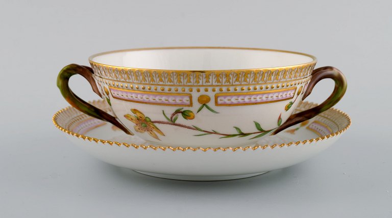 Royal Copenhagen Flora Danica boullionkop med underkop i håndmalet porcelæn med grenformede hanke, blomster og gulddekoration. Modelnummer 20/3612.  