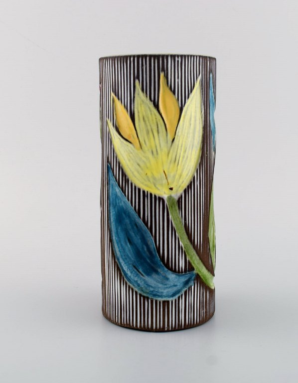 Mari Simmulson (1911-2000) for Upsala-Ekeby. Vase i glaseret keramik med blomsterdekoration. Midt 1900-tallet.