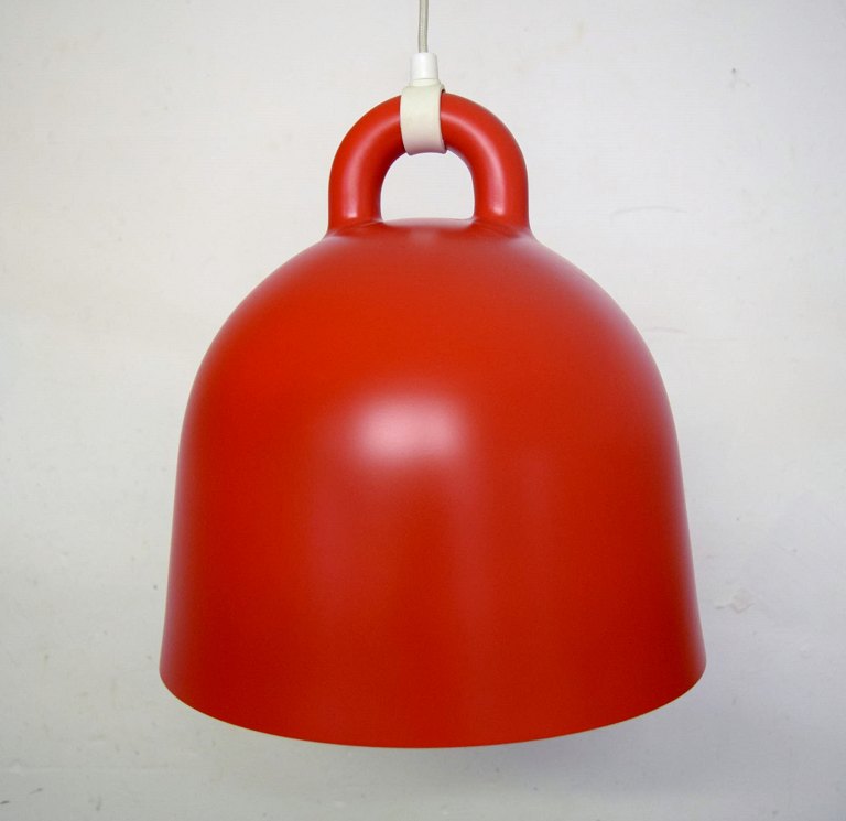 Andreas Lund og Jacob Rudbeck for Normann Copenhagen. Bell pendel i rød lakeret aluminium. Fremstillet i begrænset oplag i denne farve. 2000-tallet. 