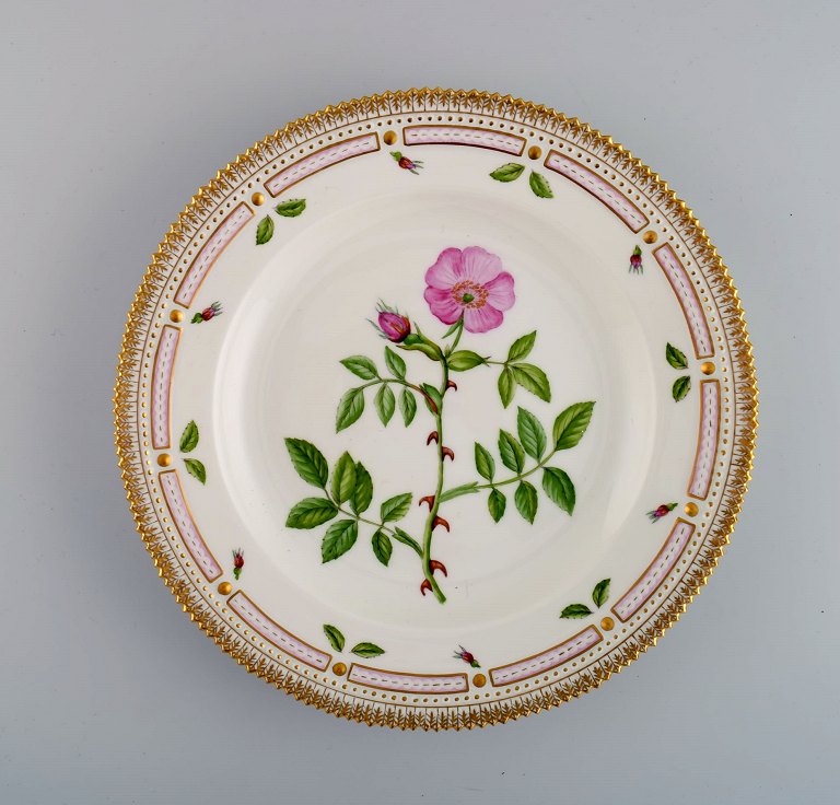 Royal Copenhagen Flora Danica middagstallerken i håndmalet porcelæn med blomster 
og gulddekoration. Modelnummer 20/3549.  

