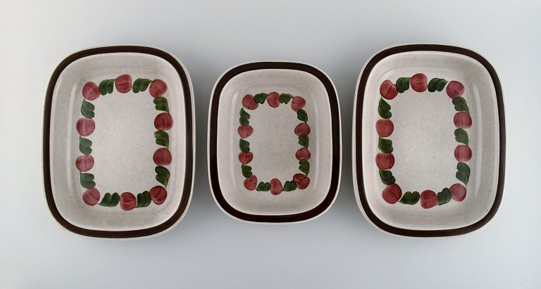 Jackie Lynd for Rörstrand. Tre Birgitta serveringsfade i håndmalet glaseret stentøj. 1970