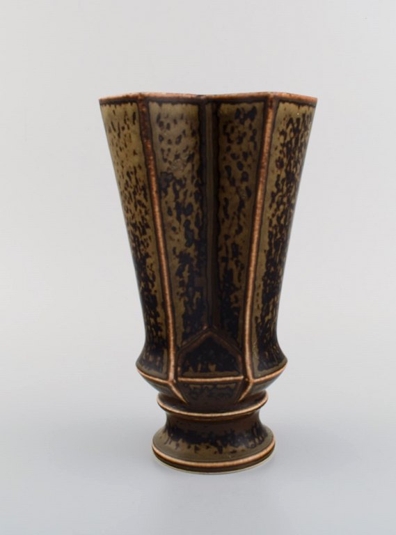 Lisa Engquist (1914-1989) for Bing og Grøndahl. Kubistisk vase i glaseret stentøj med glasur i brune nuancer. 1960