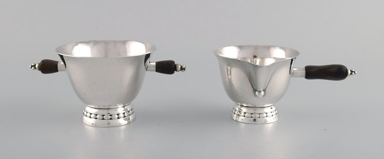 Tidligt Georg Jensen sukker/fløde sæt i sterlingsølv med hanke i ibenholt. Dateret 1915-1930. 