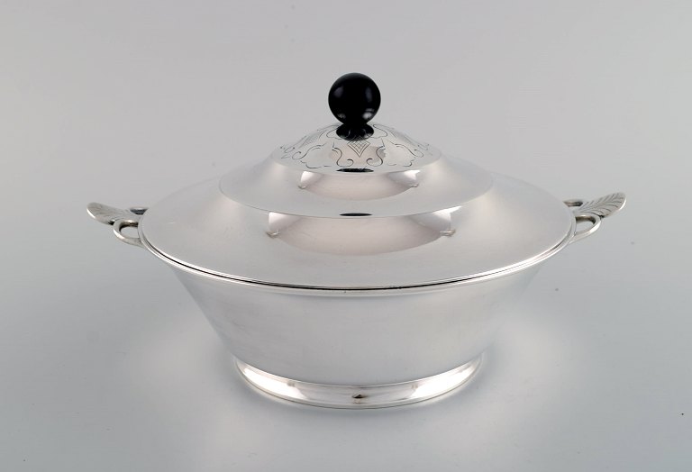 Just Andersen for GAB. Rare art deco lidded bowl in plated silver with leaf-shaped handles. 1920