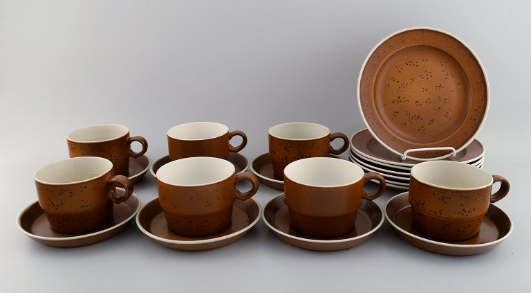 Stig Lindberg for Gustavsberg. Coq kaffeservice til syv personer. Rustikt design, 1960