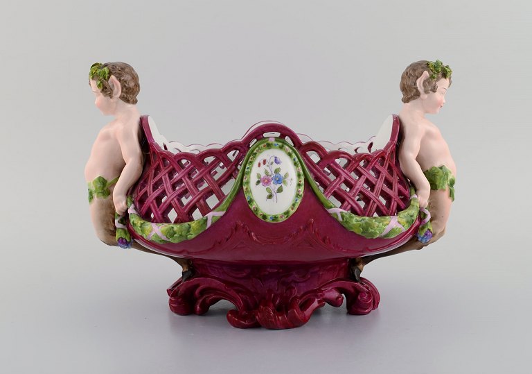 Large antique Meissen centrepiece in openwork hand-painted porcelain decorated with fauns. Approx. 1910