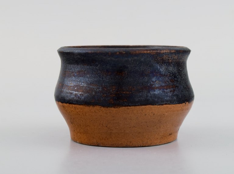 Presumably Lis Krüger and Ole Bjørn Krüger (1922-2007), Danish sculptor and ceramicist. Unique bowl in glazed stoneware. 1960s / 70s.