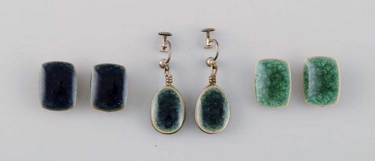 Ole Bjørn Krüger (1922-2007), Danish sculptor and ceramicist. Three pairs of unique ear clips in glazed stoneware. Beautiful glaze in blue and green tones. 1960s / 70s.