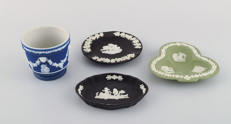 Wedgwood, England. Tre skåle/fade og en vase i sort, grønt og blåt stentøj med klassicistiske scener i hvidt. Tidligt 1900-tallet. 
