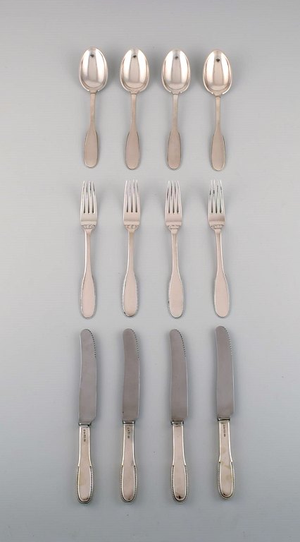 Evald Nielsen nummer 14 middagsservice i hammerslået sølv (830) til fire personer. 1920