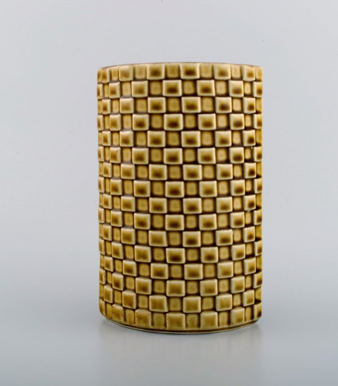 Arabia vase in glazed ceramics. Beautiful glaze in mustard yellow shades. Finnish design, mid 20th century.