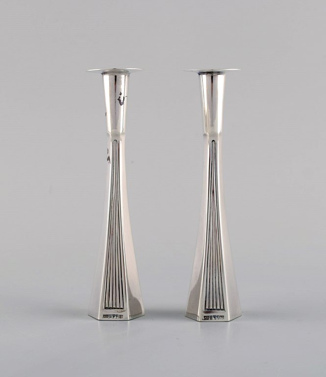Wiwen Nilsson Lund, Sverige (f. 1897, d. 1974). Et par modernistiske stager i sølv. Dateret 1963.