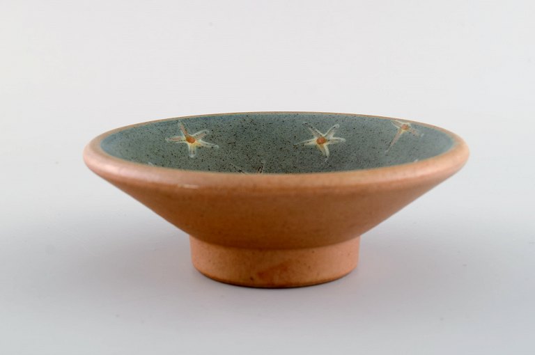 European studio ceramicist. Unique bowl on foot in hand-painted glazed stoneware. Late 20th century.