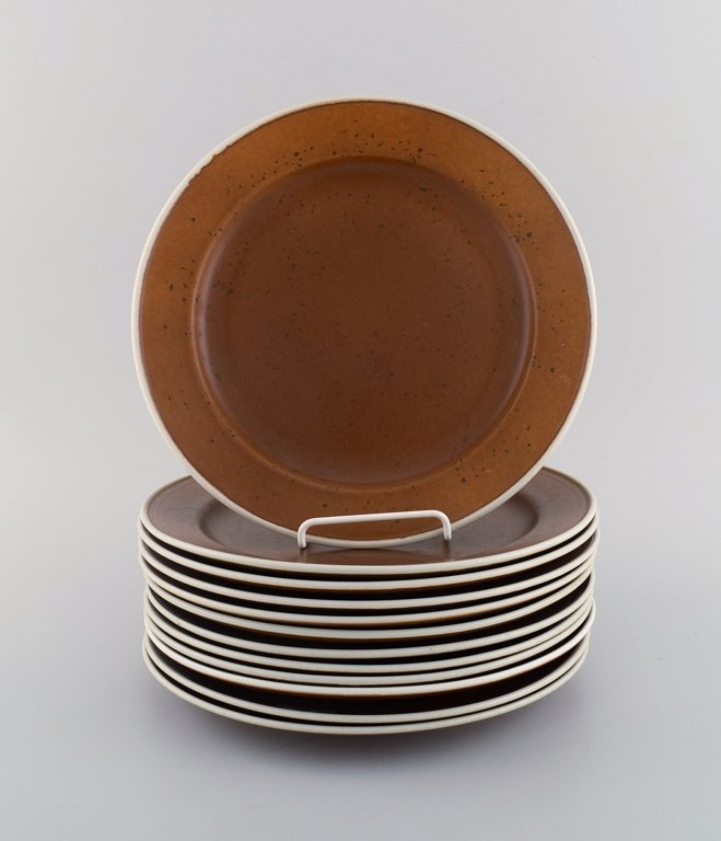 Stig Lindberg for Gustavsberg. Tolv Coq middagstallerkener. Smuk glasur i brune 
nuancer. 1960