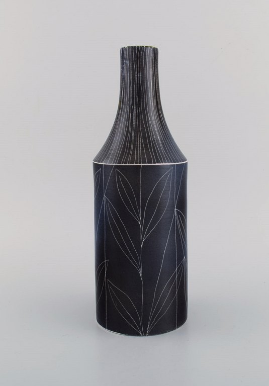 Mari Simmulson (1911-2000) for Upsala-Ekeby. Vase i glaseret stentøj dekoreret med bladværk. Modelnummer 4283. Midt 1900-tallet.