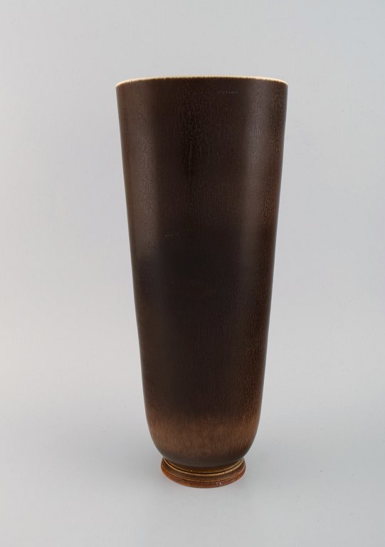 Berndt Friberg (1899-1981) for Gustavsberg Studiohand. Stor vase i glaseret stentøj. Smuk glasur i brune nuancer. Dateret 1971.